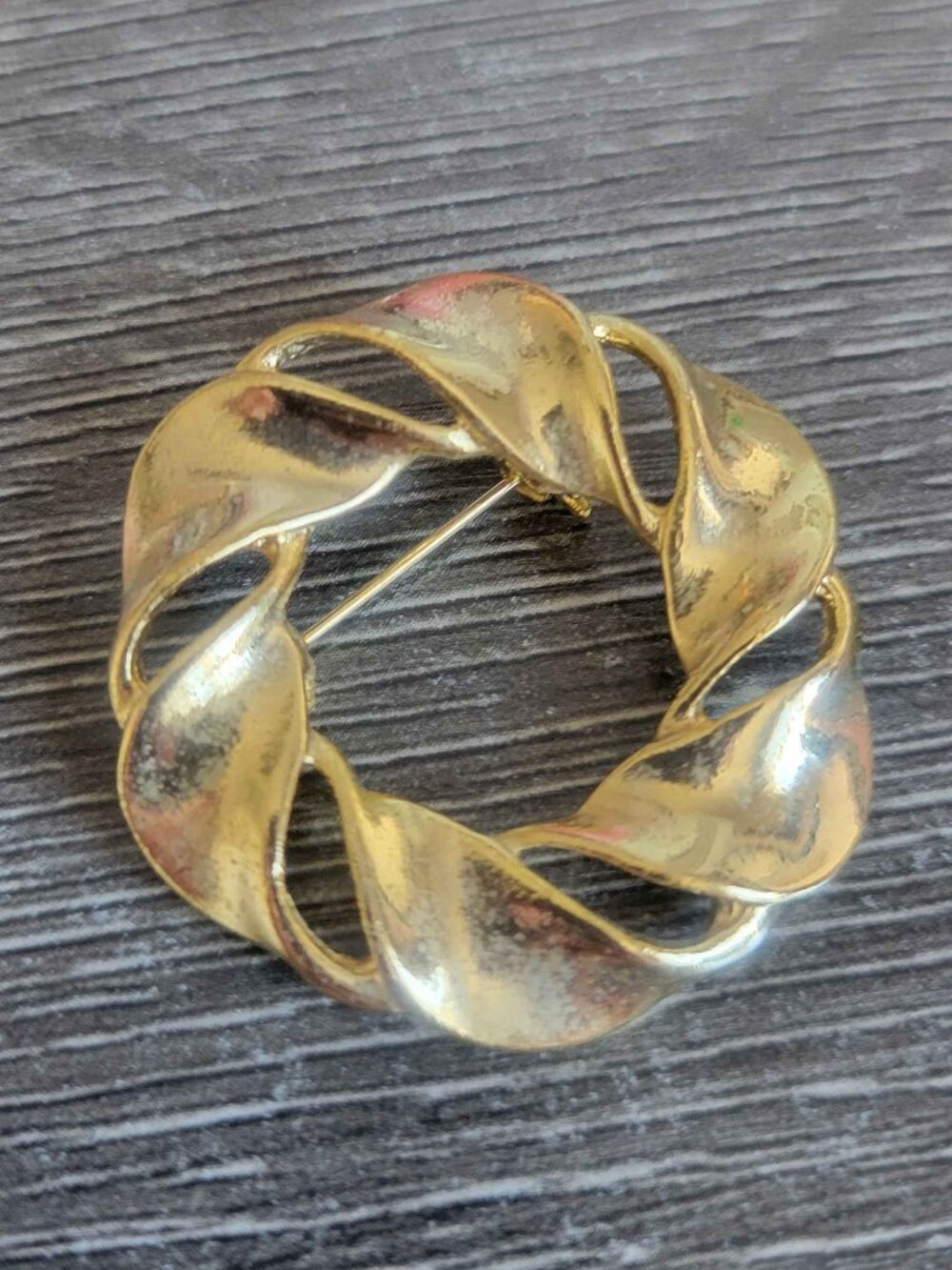 NO BRAND vintage gold-tone wreath or knot brooch